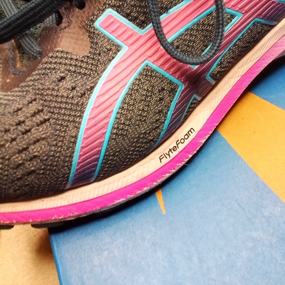 30% is the marked price-ASICS Women’s  Tennis shoes Size 8 - Picture 2 of 9